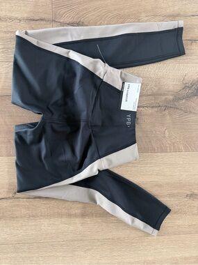 Colorblock High-Waist Leggings in Black and Beige